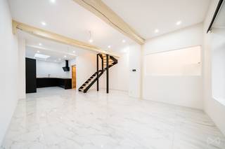 Op slechts enkele minuten van het centrum van Dinant biedt We Invest u deze smaakvol gerenoveerde twee-onder-een-kapwoning aan, die modern comfort...