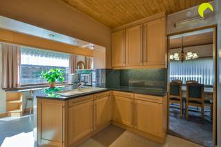 <p><span>Op een centrale locatie in Kontich, in een doodlopende straat, bieden wij u deze te renoveren gezinswoning met garage, oprit en 3 slaapkamers.</span></p><p><span>De woning werd gebouwd in 1955 en steeds heel goed onderhouden door de huidige eigenaar die er sinds 1960 woont.</span></p><p><span>In de directe nabijheid van de woning vinden we winkels, scholen, verbindingswegen, openbaar vervoer, enzovoort.</span></p><p><span>Parkeren kan op de oprit of in de garage en er is ook vrije parkeermogelijkheid in de straat. </span></p><p><span> </span></p><p><span>Indeling:</span></p><p><span>We betreden de woning via de centrale inkomhal met gastentoilet. De leefruimte in L-vorm geniet veel lichtinval dankzij de hoekligging.</span></p><p><span>Achteraan is er de keuken (+/- 2003) met zeer veel kastruimte en alle nodige toestellen. </span></p><p><span>Via de keuken is er toegang tot de onderhoudsvriendelijke tuin met aangelegde terrassen en groot gemetseld tuinhuis/atelier (vroegere achterliggende garage). </span></p><p><span>Aan de voorzijde is nog een parkeergarage met elektrische sectionaalpoort en oprit ervoor. Deze naastgelegen garage is ook bereikbaar via de tuin.</span></p><p><span>Via de trap bereiken we de eerste verdieping waar we 3 slaapkamers (4,45 x 3,05 - 3,25 x 5,25 - 2,95 x 3,15) vinden, allen voorzien van ingemaakte kasten en rolluiken.</span></p><p><span>Verder is er een compacte badkamer met douche en lavabomeubel.</span></p><p><span> </span></p><p><span>Via een luik op de overloop bereiken we de opbergzolder (beperkte hoogte dus geen kamers mogelijk)</span></p><p><span>Er is ook een droge kelder, ingedeeld in 3 kamers en toegankelijke via de keuken én de tuin.</span></p><p><span> </span></p><p><span>Graag som ik voor u nog even de troeven op van deze te renoveren gezinswoning met veel potentieel:</span></p><ul><li><span>Centrale locatie, op wandelafstand van het centrum van Kontich, winkels, scholen, en verbindingswegen</span></li><li><span>Zeer degelijke structuur en altijd goed onderhouden door de eigenaars</span></li><li><span>Oprit voor de woning + garage en atelier/tuinhuis achteraan</span></li></ul><p><span> </span></p><p><span>P-score: A - G-score: A</span></p><p><span>EPC: 554 kWh/m² - Label F  (Renovatieplicht van toepassing)</span></p><p><span> </span></p><p><span>Voor een bezoek ter plaatse kan u ons contacteren op het nummer 03 449 42 41 of mail ons via hallo@habicom.be</span></p><p><span>Benieuwd naar de waarde van jouw woning?  Check het gratis op www.watismijnhuiswaard.be</span></p><p><span> </span></p>