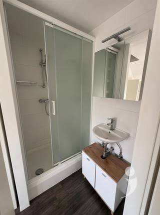 <p><span>Deze kleine residentie met 1 studio en 6 kamers is ideaal gelegen aan de rand van de stad. Dichtbij alle faculteiten en openbaar vervoer. De kamers zijn gemeubeld en voorzien van eigen sanitair. Er is 1 gemeenschappelijke keuken die met 6 studenten gedeeld wordt. </span></p>