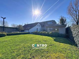 Op een zeer idyllische ligging te Oostende ligt dit deze perfect instapklare woning, met handelsruimte en ruime parking met UITZICHT over het water!<br /><br /><strong>INDELING:</strong><br /><u><strong>WONING:<br /><em>Gelijkvloers:</em></strong></u><br />Inkomhal - wasplaats (met voorzieningen voor wasmachine en droger + ruime berging) - afzonderlijk gastentoilet (met lavabo) - badkamer (O.a. met dubbel lavabomeubel en inloopdouche) - private parkeerplaats (met laadpaal) - volledig aangelegde en omheinde tuin met leuk zonneterras en overdekt terras met bijhorende bar.<br /><br /><u><em><strong>Eerste verdieping:</strong></em></u><br />Hal - LICHTRIJKE living (met gashaard) - ingerichte keuken (O.a. met gasfornuis, dampkap, ingebouwde microgolfoven, heteluchtoven, frigo, vaatwasmachine en veel inbouwkasten) - eetplaats - dakterras - 2de badkamer (O.a. met lavabomeubel en toilet) - 3 slaapkamers (waarvan 1 met dressing) - ruime overloop met bureelruimte/logeerruimte.<br /><br /><strong><u>Handelsruimte / Restaurant:</u></strong><br />Gelagzaal (Circa 26 personen) met bijhorende bar - dames- en herentoiletten - kelder - volledig ingerichte ruime keuken (Met alle nodige toestellen) - ingebouwde koelcel en ingebouwde diepvries - wasplaats - ruime berging - ZUIDgericht buitenterras (Circa 26 personen) - RUIME PRIVATE parking (Circa 10 parkeerplaatsen).<br /><br /><u><strong>Opmerkingen:</strong></u><br />- ENRERGIEZUINIG gebouw: Epc B (149 kWh/m2)!<br />- ZONNEPANELEN aanwezig!<br />- Recente woning (Bouwjaar: 2005).<br />- Ruime private Parking (Circa 10 parkeerplaatsen)!<br />- Vlotte verbinding met de E40!<br />- Airco aanwezig.<br /><br />PERFECT instapklare woning met handelsruimte, zeer INTERESSANT voor koppels die een eigen zaak wensen uit te baten! Aarzel zeker niet om ons te contacteren voor verdere info en/of een bezoek ter plaatse: 050/70.01.02 - info@centro.be.