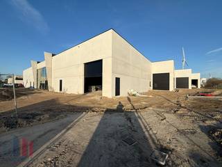 Op een strategische locatie in Evergem bevindt zich dit gloednieuwe bedrijfsgebouw met een totale oppervlakte van 487 m². De opslagruimte van 380...