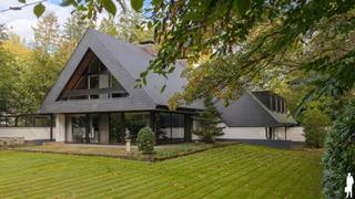 Karaktervolle villa op uitzonderlijk perceel in een groene residentiële omgeving te <strong>Schotenhof</strong>!<br /><br />Verscholen in een prachtig aangelegd en bosrijk perceel biedt deze unieke villa een zeldzame combinatie van ruimte, privacy en architecturale charme.<br /><br />Indeling:<br /><br />Gelijkvloers<br />- Inkomhal met gastentoilet.<br />- De ruime keuken (ca. 19m²) beschikt over veel kastruimte en een praktische indeling.<br />- Leefruimte (ca. 63m²) met haard en mooi zicht op de tuin<br />- Inpandige garage (ca. 56m²)<br /><br />Verdieping<br />- 4 slaapkamers van ca. 10m², ca. 10m², ca. 11m² en 15m²<br />- Badkamer, extra douchekamer en aparte wasplaats<br />- Extra kamer van ca. 20m²<br />- Een grote polyvalente ruimte (ca. 38m²), ideaal als hobbyruimte, bureau, fitness of extra slaapkamer. Dankzij de royale glaspartijen geniet ook deze ruimte van een mooie lichtinval en een prachtig uitzicht op de tuin.<br /><br />Algemeen:<br /><br />Unieke architectuur met karaktervolle elementen<br />Dak is volledig vernieuwd (2022) en geïsoleerd (natuurleien)<br />Verwarming op aardgas<br />Kelder<br />Grote raampartijen met zichten op de tuin<br />Prachtig groen perceel met volwassen beplanting<br />Royale oprit en ruime inpandige garage<br />Deze eigendom is ideaal voor wie op zoek is naar een woning met karakter, veel leefruimte en een uitzonderlijke ligging midden in het groen, met alle voordelen van rust en privacy, terwijl voorzieningen en verbindingswegen vlot bereikbaar blijven.