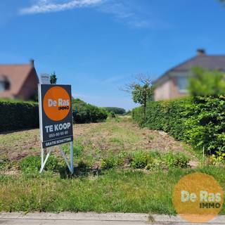 BERLARE - Bouwgrond voor halfopen bebouwing op 9 are 71Deze gunstig gelegen bouwplek is gelegen in de Kerkstraat, naast de woning met nummer...