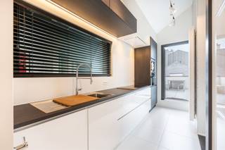 <p><span>Penthouse in het historische centrum van Antwerpen</span></p><p><span>Ontdek dit uitzonderlijke en rustig gelegen penthouse op de vijfde verdieping, midden in het historische hart van Antwerpen. Geniet dagelijks van een prachtig panoramisch uitzicht op onder meer de Sint-Jacobskerk en de iconische Boerentoren.<br /><br />Via de inkomhal met gastentoilet en praktische vestiairekasten betreedt u de lichtrijke leefruimte. Dankzij de grote raampartijen geniet u hier van veel natuurlijk licht en een uitzonderlijk uitzicht over de stad. Aansluitend bevindt zich het ruime zonneterras, toegankelijk vanuit zowel de woonkamer als de volledig uitgeruste keuken. De kwaliteitskeuken beschikt onder meer over een Novy kookplaat en dampkap, evenals een ingebouwd Miele koffieapparaat.<br /><br />De nachthal, afgewerkt met stijlvolle houten maatkasten en dressingruimte, geeft toegang tot drie volwaardige slaapkamers. Verder beschikt het appartement over twee badkamers: een eerste badkamer met ligbad en dubbele lavabo, en een tweede badkamer met douche, lavabo en toilet.<br /><br />Dit penthouse geniet van een uiterst rustige ligging bovenaan het gebouw en wordt verkocht inclusief een privatieve parkeerplaats op het gelijkvloers.</span></p><p><span>Met een uitstekende Mobiscore van 9,7/10 bevindt u zich op wandelafstand van universiteiten, hogescholen, de Meir, meerdere supermarkten, winkels, restaurants, theaters en openbaar vervoer.</span></p><p><span>Een instapklaar penthouse met terras, parkeerplaats en topligging in het centrum van Antwerpen..</span></p><p><span> </span></p>