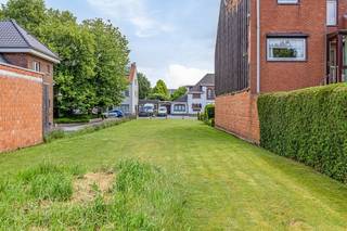 Ontdek dit stuk grond, gelegen in de Sint-Gillis-baan te Sint-Niklaas, met vlotte verbinding naar verschillende uitvalswegen. Gunstig gelegen met een West-georiënteerde tuin die zicht geeft op agrarisch gebied, ideaal voor uw bouwdroom.<br />De grond heeft een oppervlakte van 700 m². Bouwvoorschriften zijn te verkrijgen op aanvraag. Geen bouwverplichting. <br />Wil u meer informatie over deze grond?<br /><br />Neem dan zeker contact met ons op via het nummer 03/775.44.10 of stuur een e-mail naar info@immo-jet.be, wij helpen u graag verder.