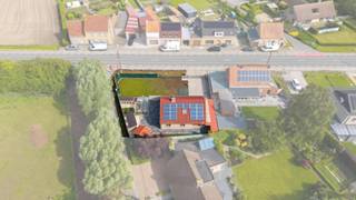 In een vlot bereikbare woonomgeving bevindt zich deze verzorgde en instapklare woning met een praktische indeling en tal van troeven.<br /><br />Bij het betreden van de woning komt u terecht in een ruime inkomhal die toegang biedt tot de leefruimte. De lichtrijke woonkamer is voorzien van een sfeervolle haard en sluit mooi aan op de functionele keuken, wat zorgt voor een aangename en huiselijke leefruimte.<br /><br />Daarnaast beschikt de woning over een inpandige garage, wat extra comfort en opbergruimte biedt.<br /><br />Aan de voorzijde van de woning vindt u een mooi aangelegde voortuin, volledig afgesloten met een hek, wat bijdraagt aan privacy en een verzorgd straatbeeld.<br /><br />Op de bovenverdieping bevinden zich drie volwaardige slaapkamers, een badkamer en een apart toilet. De indeling is praktisch en geschikt voor gezinnen of wie extra ruimte wenst voor bureau of hobbykamer.<br /><br />Achteraan geniet u van een aangenaam terras met zicht op de tuin, waar ook een tuinhuis en serre aanwezig zijn. Ideaal voor wie houdt van buitenleven, tuinieren of extra bergruimte.<br /><br />De woning beschikt bovendien over een gunstig EPC en is uitgerust met 18 zonnepanelen, wat bijdraagt aan een lagere energiefactuur en toekomstgerichte woonkwaliteit.<br /><br />