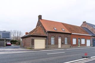 Ben je op zoek naar een woning met ruimte, potentieel én een leuke tuin? Dan is dit pand beslist het bekijken waard!<br /><br />Op het gelijkvloers kom je binnen in een gezellige leefruimte met houtaccenten en een karaktervolle haard. Aansluitend bevindt zich de keuken, vanwaar je toegang hebt tot de badkamer, de kelder, een apart toilet en een berging die doorloopt naar de inpandige garage.<br /><br />Op de verdieping zijn er vier volwaardige kamers, ideaal voor een groot gezin of voor wie extra ruimte zoekt voor een bureau of hobbykamer.<br /><br />Achteraan de woning ligt een mooie, onderhoudsvriendelijke tuin met terras. Extra pluspunt: via de uitweg achteraan bereik je een tweede, vrijstaande garage. Deze is perfect voor wie nood heeft aan extra bergruimte of werkplaats.<br /><br />De woning is structureel in orde maar vraagt wel een opfrissing of renovatie. Dit biedt jou net de kans om alles naar eigen smaak in te richten en er een echte thuis van te maken.<br /><br />🔑 Troeven:<br />- 3 (slaap)kamers<br />- Inpandige én vrijstaande garage<br />- Mooie tuin met uitweg<br /><br />Ben jij klaar om van deze woning jouw thuis te maken? Plan snel je bezoek!<br /><br />📞 Interesse? Contacteer Thijs:<br />📲 051 57 54 61<br />📧 friedel@grouptrybou.be<br /> | thijs@grouptrybou.be