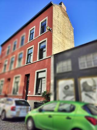 Deze woning is gelegen in een rustige zijstraat van de Vlaanderenstraat, pal in het centrum van Gent. Dankzij deze ligging geniet je van een vlotte bereikbaarheid en alle stedelijke voorzieningen op wandelafstand.<br /><br />De woning telt 4 gelijkwaardige slaapkamers, telkens één per verdieping (gelijkvloers tot en met verdieping 3). Dit maakt het pand bijzonder geschikt voor co-housing (maximaal 4 partijen) of als gezinswoning met extra ruimtes die flexibel kunnen worden ingericht als bureau, hobbykamer of leefruimte.<br /><br />De keuken bevindt zich in de kelder en is praktisch ingericht. Op verdieping 1 is er een douche, op verdieping 2 een tweede toilet. Achteraan het gelijkvloers bevinden zich een wasplaats en een apart toilet.<br /><br />De centrale ligging is een grote troef: winkels, supermarkten, openbaar vervoer en tal van horecazaken bevinden zich in de onmiddellijke omgeving. Ook fitnesscentra, scholen en parken zijn vlot bereikbaar per fiets of te voet. Station Gent-Dampoort en het historisch centrum liggen op korte afstand, wat de woning interessant maakt voor wie werkt in en rond Gent. Mobiscore van maar liefst 9,5/10!<br /><br />Parkeren kan eenvoudig in de buurt met een bewonerskaart.<br /><br />Een praktische woning met een sterke ligging, ideaal voor wie centraal wil wonen met alles binnen handbereik.<br /><br /><strong>Domicilie verplicht!</strong> Geen studentenhuisvesting.<br /><br />Huurprijs: €1.395,00 / maand<br />Beschikbaar: overeen te komen