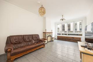 In een zijstraat van het Sint-Jansplein treffen we dit instapklare 1-slpkappartement in een kleinschalig gebouw. Deze bruisende buurt bestaat uit talloze winkels, openbaar vervoer, een gezellig plein, scholen en nog veel meer. <br /><br />Op de eerste verdieping komen we uit op de inkomhal van het appartement. Aan de voorzijde van het gebouw bevindt zich de ruime leefruimte. Verder in de nachthal komen we uit op de slaapkamer met daarnaast een aparte bureauruimte met toegang tot het plat dak. Aan de achterzijde van het gebouw treffen we een badkamer dat is voorzien van wastafel en inloopdouche. <br /><br /><strong>TROEVEN:<br />- Gunstig EPC<br />- Lage gemeenschappelijke kosten<br />- Centrale ligging<br />- Kleinschalig gebouw</strong>