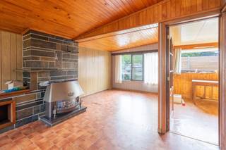 De woning ligt op de 2de bouwlijn, en is te bereiken via de garage aan de straatkant. De woning heeft een inkomhal, ruime woonkamer met gaskachel,...