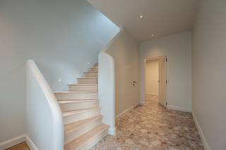 <p>Deze prachtige nieuwbouwwoning is gelegen in de Visserskapelstraat, op een topligging in Heist, tussen de zeedijk en de Graaf d'Ursellaan en vlak aan het pleintje De Kinkhoorn. Het strand en de zee bevinden zich op slechts enkele stappen van de woning. De woning werd luxueus afgewerkt en beschikt over een bijzonder doordachte en praktische indeling. De lichtrijke woonkamer vormt samen met de open keuken het hart van de woning en geeft uit op een gezellig patio. Op de bovenste verdieping bevindt zich een heerlijk zuidgericht terras, ideaal om volop van de zon te genieten. De woning telt vier slaapkamers, waarvan één op het gelijkvloers. Deze ruimte kan eveneens perfect dienstdoen als praktijkruimte of bureau voor een zelfstandig beroep. Daarnaast zijn er maar liefst 3 badkamers, wat zorgt voor optimaal comfort. Op het gelijkvloers is een ruime bergruimte voorzien, ideaal voor het stallen van fietsen en het opbergen van allerhande materiaal. Een stijlvolle en instapklare woning, een ideale vaste woonst of als ruim en comfortabel tweede verblijf aan de Belgische kust.</p>