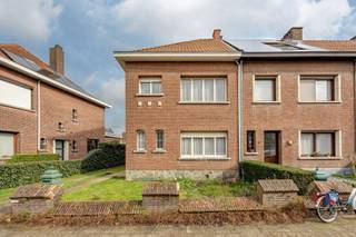 <p><strong>Half-open bebouwing met potentieel, nabij centrum van Schoten</strong><br />Op zoek naar een <strong>ruime gezinswoning</strong> met potentieel?<br />Dan is deze <strong>half-open bebouwing</strong> gelegen in Schoten precies wat u zoekt!<br /><br /><strong>Indeling – gelijkvloers</strong><br />Via de <strong>inkomhal </strong>hebben we toegang tot het<strong> gastentoilet + handenwasser. </strong>Verder bereiken we de <strong>gezellige leefruimte</strong>, momenteel ingericht als een <strong>zithoek</strong> en<b> eetkamer</b>. Aansluitend vinden we de <strong>geriefelijke keuken</strong> met toegang tot de <strong>veranda </strong>met zicht op de gezellige tuin.<br /><br /><strong>Indeling – eerste verdieping</strong><br />De eerste verdieping omvat 3 <strong>slaapkamers. </strong>Verder de <strong>badkamer </strong>voorzien van zitbad, lavabo en toilet.<strong> </strong><br /><br /><strong>Indeling – tweede verdieping</strong><br />Op de tweede verdieping bevindt zich de <strong>zolder</strong>, te bereiken via vlizo-trap.<br />Deze enorme ruimte heeft het <strong>potentieel </strong>voor <strong>2 slaapkamers of een ruime masterbedroom met dressing</strong>.<br /><br /><strong>Buitenruimte</strong><br />Vooraan vindt u een zonnige <strong>voortuin </strong>en de <strong>ruime oprit </strong>met plaats voor meerdere voertuigen.<br />Achteraan treffen we de de <strong>ruime garage </strong>voorzien van elektriciteit en de oostelijk gerichte <strong>tuin</strong>.<br /><br /><strong>Extra informatie</strong><br />✔ <strong>EPC E-label</strong> – 449 kWh/(m²/j)<br />✔ <strong>Asbestveilig!</strong><strong><br /></strong>✔ Ruime <strong>zolderverdieping </strong>met potentieel<br />✔ Nabij <strong>centrum </strong>van <strong>Schoten</strong><br />✔ Wordt verkocht onder het <strong>registratiestelsel</strong><br /><br /><strong>Interesse?</strong><br />Laat deze opportuniteit niet aan u voorbijgaan!<br />📞 03/568 03 03<br />✉️ info@vastgoed03.be<br />👉 Vastgoed 03 – plan vandaag nog uw bezoek!</p>