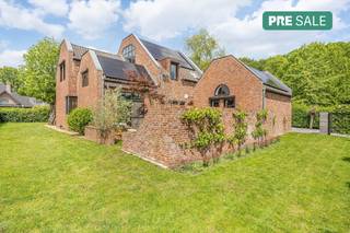 Op zoek naar exclusief vastgoed in Hasselt? Dit prachtig gerenoveerde huis uit 1975 in rustgevende Japandi-stijl biedt een perfecte balans tussen...