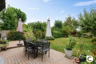 <p><span>Instapklare halfopen bebouwing met 4 slaapkamers, bureau en zuidwestgerichte tuin in centrum van Aartselaar</span></p><p><span> </span></p><p><span>Deze verzorgde en goed onderhouden halfopen bebouwing combineert ruimte, comfort en energiezuinigheid op een uitstekende locatie in Aartselaar. De woning staat op een mooi zuidwest georiënteerd perceel van 610 m² en beschikt over maar liefst 4 slaapkamers, een extra bureaukamer, een ruime garage en een oprit voor meerdere wagens.</span></p><p><span>Dankzij de 17 zonnepanelen in combinatie met een thuisbatterij en de aanwezige airco’s geniet u bovendien van hedendaags wooncomfort.</span></p><p><span> </span></p><p><span>Indeling:</span></p><p><span>Gelijkvloers</span></p><p><span>Bij binnenkomst valt meteen de lichtrijke en aangename leefruimte op. De open indeling zorgt voor een mooie verbinding tussen de woonkamer, eetruimte, keuken en de veranda/uitbouw.</span></p><p><span>De gezellige leefruimte is uitgerust met airconditioning. De open keuken is volledig ingericht en voorzien van de nodige toestellen. Aansluitend bevindt zich een praktische berging met douche, ideaal als extra bergruimte of voor dagelijks gebruik.</span></p><p><span>Via de grote schuiframen komt u rechtstreeks op het zonnige terras en in de verzorgde tuin. Dankzij de zuidwestelijke oriëntatie kunt u hier optimaal genieten van de zon. De tuin biedt bovendien veel privacy en vormt een heerlijke plek om te ontspannen, te spelen of gezellig samen te zijn met familie en vrienden.</span></p><p><span>Verder bevinden zich op het gelijkvloers een gastentoilet, ruime garage en een brede oprit met plaats voor meerdere wagens.</span></p><p><span> </span></p><p><span>Eerste verdieping</span></p><p><span>Op de eerste verdieping bevinden zich twee ruime slaapkamers voorzien van airco, naast een volledig uitgeruste badkamer met ligbad, lavabomeubel en toilet.</span></p><p><span>Daarnaast is er een veelzijdige extra ruimte die perfect dienst kan doen als bureaukamer, babykamer of dressing.</span></p><p><span> </span></p><p><span>Tweede verdieping</span></p><p><span>De tweede verdieping omvat nog twee volwaardige slaapkamers, waardoor de woning in totaal beschikt over vier slaapkamers. Ideaal voor een gezin, thuiswerk of wie nood heeft aan extra ruimte.</span></p><p><span> </span></p><p><span>Overzicht werken:</span></p><ul><li><span>Veranda/ uitbouw: 1999</span></li><li><span>Nieuwe verwarmingsketel= 2010</span></li><li><span>Ramen, garagepoort vernieuwd in 2013 </span></li><li><span>Plaatsen zonnepanelen: 17 stuks: 2016</span></li><li><span>Plaatsen airco: 2020</span></li><li><span>Thuis batterij voor de zonnepanelen: 2022</span></li></ul><p><span> </span></p><p><span>Troeven</span></p><ul><li><span>Zeer goed onderhouden halfopen bebouwing van 1991</span></li><li><span>4 slaapkamers + bureaukamer</span></li><li><span>Lichtrijke leefruimte op het gelijkvloers</span></li><li><span>Open keuken met toestellen</span></li><li><span>Veranda/uitbouw van 1999</span></li><li><span>Veel natuurlijke lichtinval</span></li><li><span>17 zonnepanelen met thuisbatterij</span></li><li><span>Airconditioning aanwezig</span></li><li><span>Ruime garage</span></li><li><span>Oprit met plaats voor meerdere wagens</span></li><li><span>Zuidwest georiënteerd perceel van 610 m²</span></li><li><span>Verzorgde en privacyvolle tuin</span></li><li><span>Kruipkelder</span></li><li><span>Betonconstructie</span></li><li><span>Kindvriendelijke en centrale ligging</span></li><li><span>Op wandelafstand van het centrum van Aartselaar</span></li></ul><p><span> </span></p><p><span>Wacht niet te lang om deze woning te ontdekken. Een instapklare woning met zoveel ruimte en een zuidwestgerichte tuin op deze centrale ligging is bijzonder gegeerd.</span></p><p><span> </span></p><p><span> </span></p><p><span> </span></p><p><span> </span></p><p><span> </span></p><p><span> </span></p>