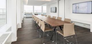 De gebouwen zijn gelegen aan de westkant van Brussel, vlakbij Tervuren, in de directe omgeving van de Brusselse ring. Het gebied is goed...