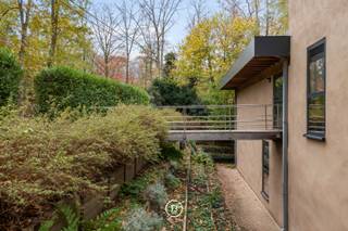 Deze unieke woning in Rotselaar, gebouwd in 2012, onderscheidt zich door haar strobouwconstructie met leemafwerking. Dankzij deze natuurlijke...