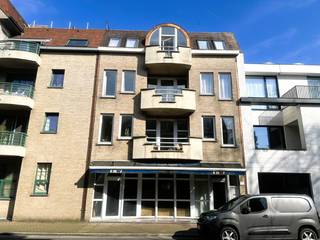 omvattende een ruime inkom-/nachthal met vestiaire, grote en klare living met Z-gericht terras, volledig ingerichte keuken, berging, badkamer,...