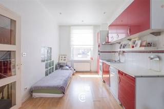 In de buurt van het Elisabethpark, gelegen in een zeer rustige straat, bevindt zich deze instapklare eengezinswoning met terras 20m². De woning beschikt over 4 slaapkamers, 2 keukens en 2 badkamers, wat tal van mogelijkheden biedt voor een groot gezin of een kangoeroewoning.EPC: FElektrische installatie niet conform de geldende normen.Gezien de gunstige ligging, in de onmiddellijke nabijheid van het openbaar vervoer, de VUB en het UZ Brussel, evenals het potentieel en de indeling van de woning, is het pand ook uitermate geschikt voor cohousing/coliving.