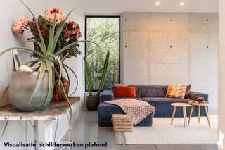 <strong>Unieke, af te werken architectenwoning gelegen in rustige, groen-agrarische omgeving in één van de mooiste wijken te Balen (Olmen), nabij Beverlo, Meerhout en Leopoldsburg. De villa biedt o.a. 4 à 6 ruime slaapkamers, 2 badkamers (waarvan één af te werken is), een uiterst lichtrijke, open leefruimte en een diepe, organisch ingerichte natuurtuin (met verschillende terrassen en verwarmd infinity-zwembad). Het geheel ligt op een perceel van ca. 2.001 m², uitzonderlijk gelegen nabij natuur (wandel- en fietsroutes) en achtergelegen agrarisch gebied. De abstracte woning ademt klasse, karakter, visie en rust. De woning met tuin is opgebouwd op verschillende niveaus, wat zorgt voor een speelse, open dynamiek. Pure materialen zoals zichtbeton, (padouk) hardhout, glas en aluminium staan centraal. De grote raampartijen halen de natuurlijke omgeving naar binnen en zorgen voor een fascinerende beleving van licht en ruimte. De villa is bovendien uiterst energiezuinig (zonnepanelen, CV-ketel WOLF (2021), warmtepomp, hoogrendementsbeglazing, etc.). Bepaalde ruimten dienen nog te worden geschilderd. Nabij scholen, openbaar vervoer en natuurreservaten (Keiheuvel & Nationaal Park Bosland). <br /><br /></strong><em>Gelijkvloers - eerste niveau</em><br /><br />Via de inkomhal met vestiairegedeelte en gastentoilet heeft u toegang tot de afzonderlijke praktijkruimte, de technische ruimte en waskamer. Het praktijkgedeelte is voorzien van wachtruimte. De hal leidt verder tot het privé-gedeelte (woonkamer, keuken, etc.). De leefruimte is verdeeld in een zitgedeelte (linkerzijde) met zwevende houtkachel, het eetgedeelte met achterliggende bureauruimte (centraal) en de open leefkeuken (rechterzijde). Deze leefruimte geniet van veel natuurlijk daglicht door de riante raampartijen die uitgeven op de diepe natuurtuin met verhoogd infinity-zwembad en vijverpartij. De keuken - met aansluitend ontbijtgedeelte - op hoogte is uitgerust met alle nodige kwaliteitstoestellen: inductievuur, heteluchtoven, Quooker, vaatwas, etc. (AEG, Faber, e.a.). Deze ruimte is evenwel verder af te werken.<br /><br />Via deze leefkeuken heeft u toegang tot de bijkeuken met extra gootsteen en inbouwkastruimte, alsook tot de zij-ingang (carport).<br /><br /><em>Bovenverdiep - tweede en derde niveau</em><br /><br />Op de bovenverdieping zijn er 3 ruime slaapkamers en een badkamer. De hoofdslaapkamer is voorzien van een eigen ensuite-badkamer (nog onafgewerkt) en een inloopdressing. Deze slaapkamer biedt een prachtig uitzicht op de tuin. De badkamer is voorzien van inloopdouche en toilet. De ingerichte zolderverdieping doet thans dienst als 4e slaapkamer maar kan perfect worden opgedeeld of worden gebruikt als multifunctionele ruimte (bv. hobbykamer).<br /><br /><em>Buiten- en tuingebeuren</em><br /><br />De woning biedt vooraan buitenparking op lavasteenkorrel. Parkeren kan zowel voor de woning als onder de carport in zichtbeton (met berging). Zowel in de voor- als achtertuin bevinden zich groenstructuren (hoge hagen, heesters en diverse typen grassen). De achtertuin is volledig aangelegd en ideeal georiënteerd op het oosten. De uitgestrektheid van deze tuin en de verschillende private terrassen zorgen ervoor dat u in verschillende tuindelen in alle sereniteit van zon of schaduw kan genieten. De natuurtuin is verder volledig omheind en organisch aangelegd. U vindt er naast verschillende heggen, bomen, heester en een aantal fruit- en notenbomen ook een infinity-zwembad (verwarmd én jetstream / tegenstroomsysteem). <br /><br /><span>Bijzonderheden</span>:<br /><span>- EPC van 93kWh/m²/jaar: energielabel A<br /></span>- Conforme elektrische keuring én asbestveilig<br />- Bew. opp. van maar liefst 347<span>m² (excl. kelder)</span><span><br /></span>- CV op aardgas en vloerverwarming<br />- Zonnepanelen en batterijklaar<br />- Riant perceel op oosten: 2.001<span>m²</span><br />- Renovatiejaar 2020-2024 - totaalrenovatie