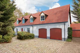 Ferme rurale, très bien agencée, avec 4 chambres et 2 salles de bain sur 7682 m2 Parcelle de 40 mètres de largeur et zone de construction...