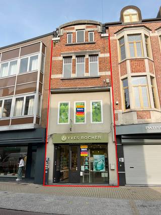 Op zoek naar een commercieel pand op een toplocatie in het centrum van Dendermonde? Dit instapklaar handelspand biedt een gelijkvloerse...