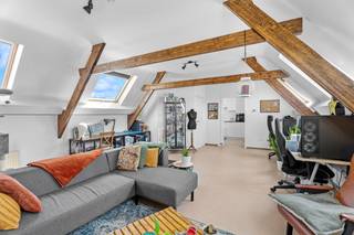 In een rustige en vlot bereikbare omgeving te Oostkamp (Moerbrugge) bevindt zich dit instapklare duplexappartement zonder syndic, waar u geniet...