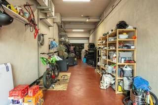 <h3><span>Ruim opbrengsteigendom met lift, garage en verhuurde handelsruimte</span></h3><p><span>Dit </span><span>veelzijdige opbrengsteigendom</span><span> aan de Lambrechtshoekelaan in Merksem combineert royale woonoppervlaktes met een interessante commerciële invulling. Het gebouw dateert van 1972 en werd in </span><span>2017 luxueus vernieuwd</span><span>. Dankzij de lift, airconditioning en gasverwarming geniet het pand van hedendaags comfort.</span></p><p><span>Op het </span><span>gelijkvloers</span><span> bevindt zich een ruime inkomhal met toegang tot de garage van ca. </span><span>52 m²</span><span>. Daarnaast is er een handelsruimte die momenteel verhuurd is als Poolse winkel voor </span><span>1.500 per maand + 1/3 van de onroerende voorheffing</span><span>.</span></p><p><span>De </span><span>eerste verdieping</span><span> beschikt over een oppervlakte van ca. </span><span>180 m²</span><span> en omvat een ruime hal met sanitair en garderobe, een royale living en een aangename leefkeuken met kookeiland. Bovendien bestaat er de mogelijkheid om een </span><span>dakterras</span><span> te creëren.</span></p><p><span>Op de </span><span>tweede verdieping</span><span>, eveneens ca. </span><span>180 m² groot</span><span>, vinden we een nachthal met toegang tot </span><span>4 slaapkamers en 2 badkamers</span><span>. Daarnaast beschikt deze verdieping over een esthetisch ingerichte studio.</span></p><p><span>De combinatie van </span><span>ruimte, lift, garage, commerciële verhuur en meerdere woonlagen</span><span> maakt dit pand interessant voor investeerders of wie wonen en werken wil combineren.</span></p><p><span>Troeven:</span></p><ul><li><span>Ca. 540 m² verdeeld over 3 bouwlagen </span></li><li><span>Luxueus vernieuwd in 2017 </span></li><li><span>Lift en airconditioning </span></li><li><span>4 slaapkamers + studio </span></li><li><span>3 badkamers </span></li><li><span>Garage van ca. 52 m² </span></li><li><span>Verhuurde handelsruimte </span></li><li><span>Mogelijkheid tot dakterras </span></li><li><span>EPC woning: B, EPC winkel: C</span></li></ul><p><span> </span></p><p><span>Interesse in dit veelzijdige pand? Contacteer ons via 03 646 66 55 of info@sinjoor.be.</span></p>