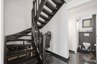 Maak kennis met deze instapklare en volledig gerenoveerde bel-etagewoning woning, gelegen in het hart van Hoeilaart, op wandelafstand van winkels, scholen, openbaar vervoer en alle dagelijkse voorzieningen.<br /><br />De woning beschikt over een gunstig EPC-label B en werd in 2023 volledig gerenoveerd. Hierbij werden onder andere de elektriciteit vernieuwd, nieuwe vloeren geplaatst, evenals een volledig nieuwe keuken en badkamer. Daarnaast werd ook een nieuwe gasketel geïnstalleerd.<br /><br />Indeling:<br />Bij het binnenkomen wordt u verwelkomd in een ruime inkomhal met gastentoilet en heeft u toegang tot de inpandige garage.<br /><br />Op de eerste verdieping geniet u van een lichtrijke leefruimte met grote raampartijen die zorgen voor een aangename sfeer. Aansluitend bevinden zich de eetruimte en de volledig uitgeruste keuken, die samen een praktisch geheel vormen.<br /><br />Op de tweede verdieping vindt u drie volwaardige slaapkamers en een moderne badkamer met inloopdouche, stijlvol en hedendaags afgewerkt. <br /><br />De grote zolder biedt bijkomende opbergruimte, een extra troef in het dagelijkse gebruik.<br /><br />Buiten geniet u van een zeer gezellige tuin met volledige privacy, de ideale plek om in alle rust te ontspannen.<br /><br />Graag meer informatie? Contacteer Dirk via 0489 02 77 55 of dirk@polares.eu