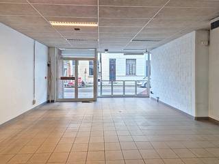 Cette spacieuse propriété commerciale (environ 246 m²) est située dans un quartier résidentiel confortable, à quelques minutes à vélo du centre...