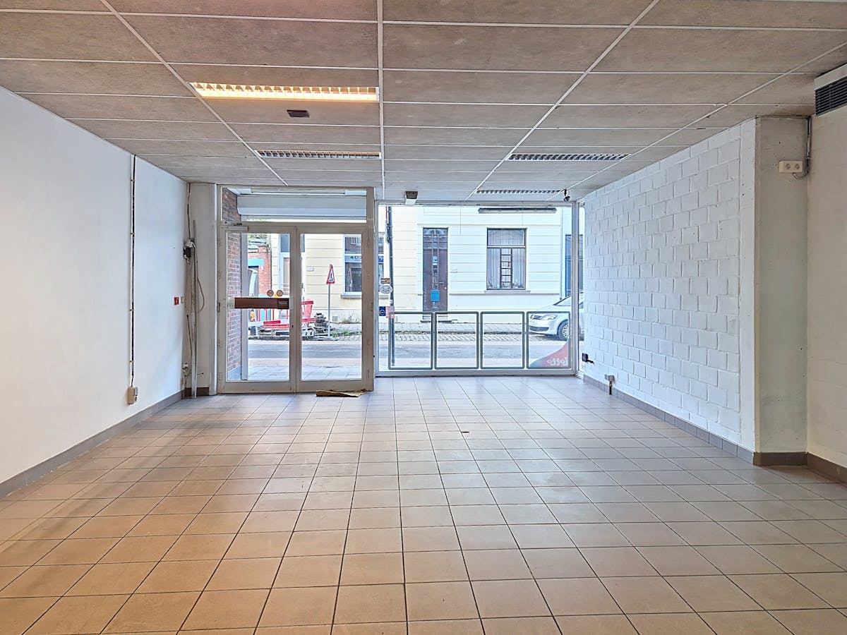 Local commercial facilement accessible (246 m²) à louer à Sint-Amandsberg - photo 3