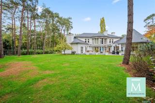 <p><span>Stijlvolle villa met prachtige tuin, gelegen in het groen</span></p><p><span>Op zoek naar een mooie woning met een zeer stijlvolle inrichting? Dan is deze parel zeker wat u zoekt!</span></p><p><span>U komt binnen in de riante inkomhal met apart gastentoilet die door de vide zeer veel lichtinval geniet. Van hieruit komt u in de woonkamer waar u beschikt over een grote eetkamer en een prachtige zithoek met open haard. Vanuit alle ramen heeft u een prachtig uitzicht op de tuin.</span></p><p><span>Vanuit de eetkamer bereikt u de keuken, waar u beschikt over alle comfort om een lekkere maaltijd te bereiden. Naast de keuken beschikt u over een zeer gezellige ontbijtruimte, waar u weer kan genieten van de mooie tuin.</span></p><p><span>Aansluitend aan de keuken beschikt u over een handige (was)berging die uitgeeft op de garage. Op de gelijkvloerse verdieping beschikt u over een bureau met ingemaakte kasten.</span></p><p><span>Via de prachtige trap bereikt u de 3 slaapkamers. De suitekamer beschikt over een eigen badkamer (jacuzzibad, douche, lavabomeubel), een open haard, een eigen dressing en een apart toilet. De andere kamers beschikken elk over een eigen badkamer.</span></p><p><span>Deze woning beschikt over een prachtige, volledig omheinde tuin, waardoor u zonder inkijk kan genieten van de rust na een lange (werk)dag.</span></p><p><span>Heeft u interesse in deze prachtige villa? Contacteer ons snel voor een bezoek. (info@demakelaardij.be of 015/20.20.82)</span></p>