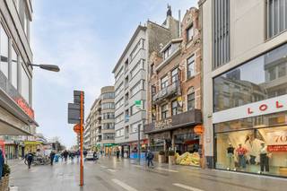 Deze horecazaak te koop met een oppervlakte op de begane vloer van 92 m² situeert zich centraal in de Kerkstraat te Blankenberge. De uiterst goede locatie wordt benadrukt door de aanwezigheid in de winkelstraat.Het handelsgelijkvloers wordt uitgebaat als horecagelegenheid (frituur Taste). De erboven gelegen woongelegenheid wordt gebruikt als stockage.De goede ligging en bewezen omzet zorgt ervoor dat de nieuwe eigenaar meteen van start kan gaan met het uitbaten van deze bloeiende zaak. Het handelspand bevat de volledig geïnstalleerde frituur en zitplaatsen.Op deze gelijkvloers verdieping treffen we verder nog de toiletten en kelder.Op de verdiepingen bevinden zich verschillende ruimtes, bureau, stockage, ...Het pand is te koop met verplichte overname.Troeven-Bloeiende horecazaak-Veel zitplaatsen (50 zitplaatsen binnen)-Onmiddellijk beschikbaar- Topligging in winkelstraat- Vergund terras vooraan (16 plaatsen)Dit pand kan onderhevig zijn aan de renovatieverplichting die door de Vlaamse overheid wordt opgelegd voor niet-residentiële gebouwen. Consulteer voor meer informatie de website van het Vlaams Energie- en Klimaatagentschap via https://www.energiesparen.be/nr/renovatieverplichting.Aarzel zeker niet contact op te nemen indien dit bedrijfsvastgoed bestaande uit een horecapand te koop u mogelijks zou interesseren.