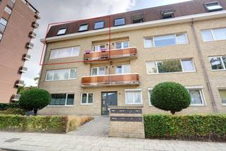Ruim Duplex appartement te koop<br /><br />Instapklaar duplexappartement met een ruime leefruimte, moderne open keuken en veel natuurlijke lichtinval. De keuken werd vernieuwd in 2024. In 2025 werden de badkamer, ramen en deuren en drie Velux-dakramen volledig vernieuwd.<br /><br />De bovenverdieping beschikt momenteel over 3 slaapkamers. Oorspronkelijk waren dit 2 ruime slaapkamers, waardoor de indeling flexibel kan worden aangepast.<br /><br />Troeven:<br /><br />116 m² bewoonbare oppervlakte<br />EPC B – 178 kWh/m² jaar<br />3 slaapkamers<br />Open keuken vernieuwd in 2024<br />Badkamer vernieuwd in 2025<br />Nieuwe ramen, deuren en Veluxen<br />Balkon & private kelderberging<br />Dubbele beglazing<br />Elektrische keuring aanwezig<br />Centrale verwarming op aardgas<br />Winkels, scholen en openbaar vervoer op wandelafstand<br />Vlotte verbinding naar Antwerpen<br /><br />Een verzorgd en ruim appartement waar de belangrijkste renovaties reeds zijn uitgevoerd. Ideaal voor gezinnen, koppels of wie op zoek is naar extra ruimte.