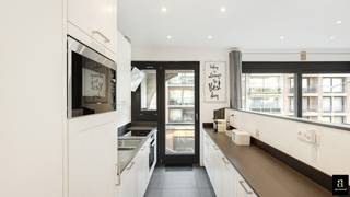 In een rustige en gegeerde ligging, op wandelafstand van zowel de zeedijk als de Lippenslaan, bevindt zich dit smaakvol gerenoveerde appartement met twee slaapkamers. Dankzij de kwalitatieve afwerking en de uitstekende staat is het volledig instapklaar en zijn er geen renovatiewerken meer nodig. 15 meter gevelbreedte.<br /><br />De indeling omvat een inkomhal, een lichtrijke leefruimte met een volledig ingerichte open keuken, en een aangenaam terras met een zijdelings zeezicht. Verder beschikt het appartement over twee volwaardige slaapkamers, een afzonderlijk gastentoilet en een stijlvolle badkamer met Italiaanse inloopdouche.<br /><br />Bovendien geniet u van modern wooncomfort dankzij een EPC-label B, conforme elektrische installatie en drievoudige beglazing.<br /><br />Er is tevens de mogelijkheid om een afgesloten garagebox aan te kopen voor € 100.000.<br /><br />Een ideale vaste woonst, tweede verblijf of investering op een toplocatie in Knokke.