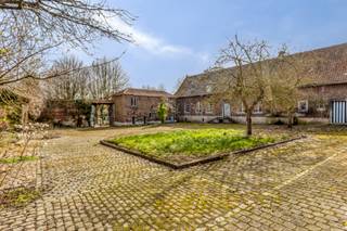 ‘t Hof van Lombeek<br /><br />A farmstead located in the peaceful Sint-Katherina-Lombeek, close to all amenities and major access roads.<br />This property offers numerous possibilities thanks to its impressive size and authentic features.<br /><br />The private driveway with front garden provides access to the enclosed, paved courtyard.<br />From the courtyard, there is a view of the various buildings, which are divided into a single-family home, a guest house, a gatehouse, a barn hall, and a pleasant carport.<br /><br />The land (3,500 m²) is laid out in such a way that it offers several charming outdoor spaces, both around the courtyard, in the front garden, and in the rear garden.<br /><br />Following contact with the municipality, it appears that there are various possibilities for use, including private residence, multi-family housing, and other purposes.<br />For more information or to arrange a viewing, please contact jari.penne@living-stone.be