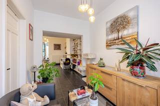 <p><span>Op zoek naar een instapklare woning met een aangename tuin en een uitstekende ligging in Aalst? Dan is deze charmante woning zeker een bezoek waard! Dankzij de ligging op wandelafstand van het centrum en het gezellige Klein Parksken geniet u hier van een ideale combinatie van rustig wonen en alle voorzieningen binnen handbereik.</span></p><p><span> </span></p><p><span>Bij het binnenkomen wordt u verwelkomd in een aangename woning met een ruime leefruimte en open keuken, een ideale plek om gezellig samen te komen met familie en vrienden. Verder beschikt de woning op het gelijkvloers over een praktische badkamer met douche en lavabomeubel, een apart toilet en een handige bergruimte.</span></p><p><span> </span></p><p><span>Een absolute troef is de aangename buitenruimte. Via de leefruimte bereikt u het mooie terras en de aangelegde tuin, waar u heerlijk kunt genieten van zonnige dagen, een gezellige barbecue of gewoon van een momentje rust.</span></p><p><span> </span></p><p><span>Op de verdieping bevinden zich drie slaapkamers, waardoor de woning perfect geschikt is als comfortabele gezinswoning. Daarnaast is er nog een praktische opbergzolder, ideaal voor het stockeren van seizoensgebonden spullen.</span></p><p><span> </span></p><p><span>Een instapklare woning met 3 slaapkamers, een aangename tuin en een topligging nabij het centrum van Aalst. Kortom: een ideale woning voor wie comfortabel wil wonen op een centrale en toch rustige locatie!</span></p><p><span> </span></p><p><span>Voor meer informatie en/of een bezoek, contacteert u Didier van Immo Zone op het nummer 0476/ 73. 17. 99.</span></p><p><span> </span></p><p><span> </span></p>