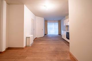 Rustig wonen, maar toch op een toplocatie nabij het Mechelsplein? Dat is mogelijk in dit instapklare appartement. Het is gelegen in een straat evenwijdig aan de leien en vlot bereikbaar met het openbaar vervoer en de auto en stadsfietsen staan om de hoek. <br /><br />Het duplex appartement ligt op de eerste verdieping van een kleinschalig gebouw zonder lift. De woonruimte op parket heeft een volledig open indeling en is uitgerust met een nieuwe keuken. Deze is uitgerust met oven, vuur en koelkast. Apart toilet, ideaal wanneer je gasten ontvangt. Lager gelegen (sousterrain) ligt de slaapkamer met ensuite badkamer. Ook de badkamer werd volledig vernieuwd en is voorzien van ruime inloopdouche, lavabomeubel met verlichte spiegel en aansluiting voor wasmachine. De slaapkamer is zeer ruim en heeft een L-vorm. Hierdoor is deze ideaal om een home office of dressing te creëren. <br /><br />Bijzonderheden:<br />Het appartement is beschikbaar vanaf: 1 oktober.<br />Maandelijkse kosten: €26,00 (inclusief water en verlichting gang)<br />Elektriciteit met eigen meters. Verwarming op elektriciteit. <br />EPC: 383 kWh/m²