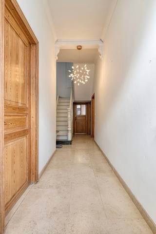 <p>Ben je op zoek naar een ruime, instapklare woning met uitstekende bereikbaarheid én moderne voorzieningen? Deze charmante halfopen bebouwing, gelegen op wandelafstand van het station van Wetteren, combineert karakter, comfort en energiezuinig wonen. Dankzij de aanwezige traplift is deze woning bovendien bijzonder geschikt voor wie comfortabel en levensloopbestendig wil wonen.<br /><br />Indeling<br />Gelijkvloers:<br />- Ruime inkomhal<br />- Lichtrijke woonkamer<br />- Lichtrijke eetkamer<br />- 2 afzonderlijke keukens met directe verbinding naar de tuin<br />- 2 garages (langs beide zijden van de woning)<br />- Apart toilet<br />- Praktische doucheruimte met toilet<br />- Ruime tuin met vijver<br /><br />Eerste verdieping:<br />- Slaapkamer met ensuite badkamer<br />- Slaapkamer met lavabo<br /><br />Tweede verdieping:<br />- Ruime slaapkamer met ensuite badkamer<br />- Infrarood sauna<br />- Bureau<br />- Royale nachthal<br /><br />Daarnaast beschikt de woning over een kelder, wat extra opslagruimte biedt.<br /><br />Energiezuinig &amp; comfortabel<br />- 12 zonnepanelen<br />- Thuisbatterij van 10 kWh<br />- Waterontharder<br />- Vloerverwarming, radiatoren en airco's<br />- Ventilatie type C<br />- Multisplit airco met 3 binnenunits<br />- Degelijke afwerking<br /><br />Troeven:<br />- Geschikt voor ouderen of minder mobiele personen<br />- Uitstekende ligging nabij station<br />- 2 garages<br />- 3 volwaardige slaapkamers + bureau<br />- Tuin<br />- Sauna<br />- Energiezuinige investeringen<br /><br />Een veelzijdige en verrassend ruime woning met tal van mogelijkheden, ideaal voor gezinnen of wie ruim en comfortabel wil wonen op een centrale locatie.<br /><br />Mis deze kans niet en vraag vandaag nog jouw bezoek aan voor het bezoekmoment op zaterdag 16/05 door contact op te nemen met Jill via jill.de.deurwaerdere@albert.immo of 0495 69 61 64. Een bezoek reserveren kan via de volgende link: https://www.albert.immo/listing/dwelling-for-sale-9230-wetteren-7683667<br /><br />Bij Albert kom je thuis!</p>