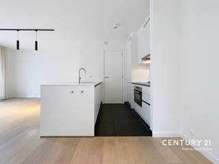 Dit mooi gelijkvloers appartement bevindt zich in res. 'Lakefront' in Duinenwater.<br />Het is een ruim en zonnig 1 slaapkamer appartement met als troef een mooi en groot terras EN een ondergrondse garagebox..<br />Gelegen op een boogscheut van Sportoase, 'Lakeside paradise' en het centrum van Knokke.<br />Een absolute TOPPER!<br /><br />GARAGEBOX in huurprijs inbegrepen!<br />Bovenop de huurprijs komen ook nog € 120 vaste gemeenschappelijke kosten.