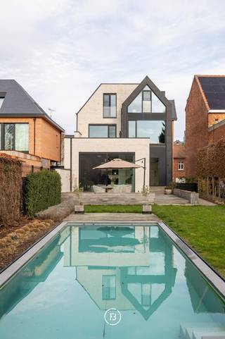Binnen de grote ring van Hasselt, op wandelafstand van het centrum, bevindt zich dit vrijstaande herenhuis op een zuidgericht perceel van 745 m².De...