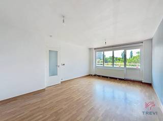 ANDERLECHT – Aurore, close to shops and public transport, a flat of approx. 71 m² on the 2nd floor of a block with a lift. It comprises: entrance hall, bright living room of approx. 27 m² with access to a terrace of approx. 7 m² (west-facing), fitted kitchen (hob, oven, extractor hood, fridge), hallway, WC, 2 bedrooms (approx. 9 m² and approx. 12 m²), bathroom and cellar. All measurements are approximate. Energy Performance Certificate: D, 174 kWh/(m²/year). Service charges: €120/month (cold water and communal areas). Available immediately.