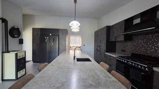 Instapklare woning te koop in Hasselt (omgeving Corda Campus)<br /><br />Instapklare halfopen bebouwing met 4 slaapkamers op een perceel van 2a 56ca<br />De woning onderging tussen 2020 en 2023 een grondige renovatie waarbij onder meer het dak werd vernieuwd, een moderne keuken werd geplaatst en nog andere opfrissingen.<br /><br />Voor meer info of bezichting, kan u contact opnemen met Nese Erdem op het nummer 0485/51 74 82 of per mail neseerdem@hotmail.com