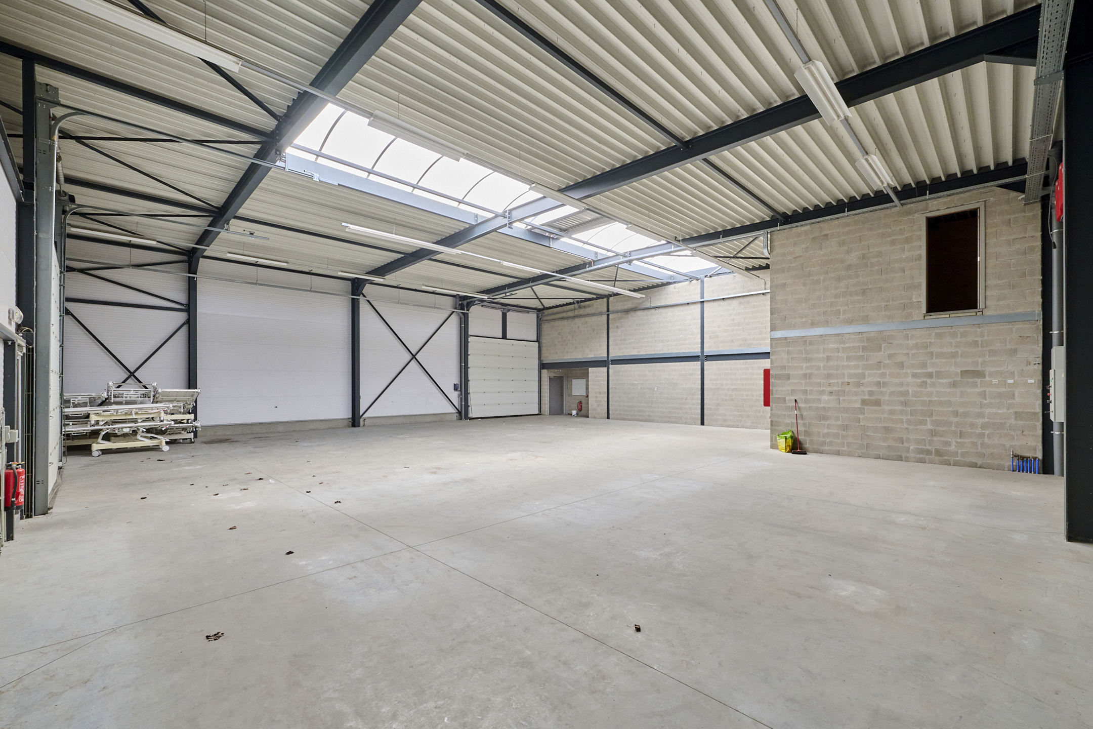 BEDRIJFSGEBOUW MET APPARTEMENT EN BUITENTERREIN - foto 4