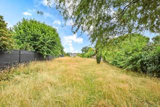 Halfopen bebouwing met mogelijkheid tot 7 slaapkamers, 2 badkamers en grote tuin in Aalter<br />Deze ruime woning uit 1956 biedt 230 m² bewoonbare oppervlakte op een perceel van 347 m². Met 7 slaapkamers, 2 badkamers en 2 toiletten is er volop plaats voor een groot gezin, thuiswerk of hobby’s.<br />De woning beschikt over een westgerichte tuin met terras, een vrijstaande garage met smeerput, en praktische ruimtes zoals kelder, wasplaats en bergingen. Dankzij de grote ramen is er veel lichtinval; rolluiken zijn deels aanwezig. Verwarming gebeurt via een condensatieketel op aardgas.<br />Gelijkvloers: inkom, keuken, wasplaats, toilet, 3 slaapkamers (oorspronkelijk leefruimte), badkamer, berging, garage, tuin.<br />1e verdieping: bureau/berging, keuken, badkamer met ligbad en douche, 2 slaapkamers.<br />2e verdieping: overloop, 2 slaapkamers.<br />EPC: 427 (label E) – renovatieplicht.<br />Een woning met veel potentieel en flexibele indeling, klaar voor wie op zoek is naar ruimte én mogelijkheden.<br />KIJKDAG woensdag 3/09/25 van 13u tot 15u (inschrijven via residentievastgoed.be)