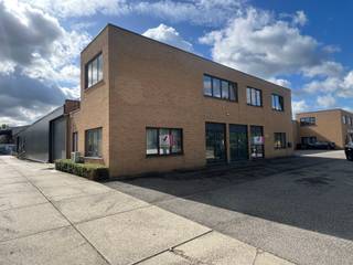 Veelzijdig bedrijfsgebouw met kantoren en appartement gelegen op het industrieterrein Europark te Houthalen-Helchteren, vlakbij de E314. Dit pand van 680m² bestaat uit gelijkvloerse kantoren van 140m², een ruime hal van 400m² en een bovenliggend appartement met drie slaapkamers. <br />Ideale locatie als je wilt werken en wonen in Midden-Limburg, dankzij de directe nabijheid van de E314. <br /><br />KENMERKEN HAL:<br />- Oppervlakte: 400m²<br />- VH: 4,5m<br />- Elektriciteit: 380V/ 63A<br />- 1 elektrische sectionaalpoort (4,5mB)<br /><br />KENMERKEN KANTOOR:<br />- Oppervlakte: 140m² <br />- Indeling: ruime inkom / landschapskantoor, 4 individuele kantoren, aparte kitchenette en sanitair<br /><br />KENMERKEN APPARTEMENT:<br />- Oppervlakte: 140m² <br />- Indeling: inkom, ruime woonkamer met open keuken, 3 slaapkamers, badkamer en terras <br /><br />TROEVEN:<br />- gunstige ligging<br />- wonen en werken op één plaats<br /><br /><b>Interesse?</b> Contacteer ons op 011/399050 of info@jansenrealestate.be