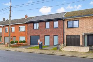 Vlakbij de Sint-Pieterskerk vinden we deze recente woning terug. (bouwjaar 2024) Een verrassend ruim woonvolume werd hier opgetrokken met...