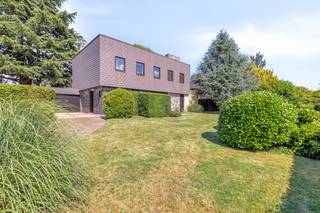 Ben je op zoek naar een ruime open bebouwing die je volledig naar eigen smaak kan renoveren?<br />Dan is deze eigendom te Rupelmonde een unieke opportuniteit.<br />De woning geniet van een centrale ligging aan de invalsweg naar het centrum van Rupelmonde.<br />Winkels, scholen, openbaar vervoer en andere voorzieningen bevinden zich in de onmiddellijke omgeving, wat zorgt voor een uitstekende bereikbaarheid.<br /><br />Op het gelijkvloers bevinden zich een inkomhal met apart gastentoilet, een bureauruimte, een bijzonder ruime leefruimte met aansluitende eetkamer, een keuken en <strong>een grote garage van maar liefst 36 m².</strong><br /><br />De eerste verdieping omvat <strong>vijf slaapkamers</strong> (ca. 7 m², 9 m², 11 m², 14 m² en 18 m²), waarvan vrijwel alle kamers zijn uitgerust met ingebouwde kasten. Daarnaast beschikt deze verdieping over een badkamer met lavabo, ligbad en toilet, evenals een aparte douchekamer. Dankzij de vijf slaapkamers en de praktische indeling is deze woning uitermate geschikt voor een groot gezin of voor wie extra ruimte wenst voor een thuisbureau, hobbykamer of logeerkamer.<br /><br /><strong>Extra troeven:</strong>
<ul>
	<li>Open bebouwing op een hoekperceel</li>
	<li>Goed onderhouden</li>
	<li>Ideaal renovatieproject met veel potentieel</li>
</ul>
<br />Bron bewoonbare oppervlakte : EPC - certificaat<br />Renovatieverplichting residentiële gebouwen van toepassing.<br />https://www.vlaanderen.be/een-huis-of-appartement-kopen/renovatieverplichting-voor-residentiele-gebouwen<br /><br />Ben je op zoek naar een eigendom met ruimte, karakter en toekomstmogelijkheden op een centrale ligging?<br />Contacteer ons voor meer informatie en plan een bezoek in.<br />03/775.78.79.<br />Ben je ook van plan jouw eigendom te verkopen? Maak een afspraak voor een gratis schatting, wij maken er samen een succesverhaal van.