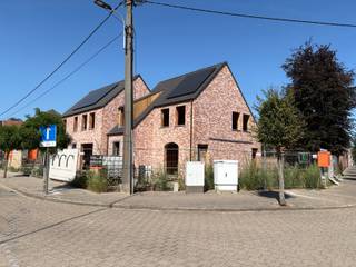 <p>Nieuwbouw met warmtepompen REEDS IN OPBOUW!</p>
<p>Deze woningen kunnen aangekocht worden aan 6% BTW als enige eigen woning of voor 15 jaar verhuur.</p>
<p>Binnenkort uw nieuwe energiezuinige thuis in een rustige straat in Maldegem maken? Mis deze kans niet! OPLEVERING EIND 2026!<br />Van deze 3 nieuwbouwwoningen wordt binnenkort gestart met de binnenafwerking. Hierbij kiest u volledig zelf nog de keuken, badkamer, vloeren, binnendeuren, …</p>
<p>De woningen zijn bijzonder degelik opgebouwd met betonnen tussenverdieping én 2 betonnen trappen. Ze scoren zeer goed qua energiezuinigheid dankzij de WARMTEPOMPEN met vloerverwarming, ZONNEPANELEN, superisolerende beglazing, vloer- muur- en dakisolatie, ventilatie type D,… Daarnaast zijn 2 regenwaterputten van elk 7500L voorzien.</p>
<p>De woningen zijn gelegen vlakbij centrum Maldegem. Daarnaast is er een vlotte verbinding met Antwerpen via de N49 en met het binnenland via de E40 te Aalter.</p>
<p>Contacteer Bonne Vastgoed 7 op 7 voor meer info via 0468/104040 of info@bonnevastgoed.be</p>