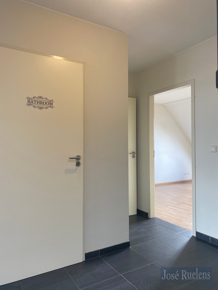 Tof 2-slaapkamer dakappartement met terras en garagebox - foto 2