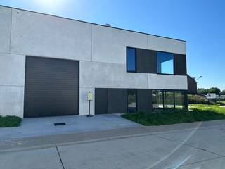 Nieuwbouw KMO-unit met een oppervlakte van 265 m² in combinatie met een conciërgewoning van 288 m² op een perceel van 780 m² te koop. De loods...